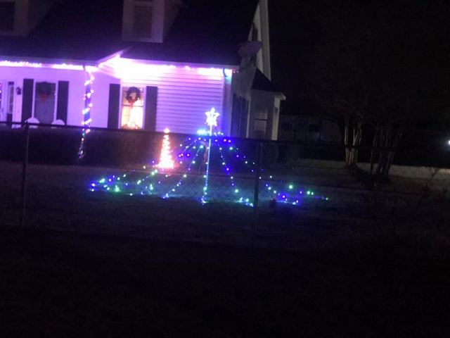 214 Roanoke Trail - Alan and Diane Siveny - December - 2020 Christmas Yard of the Month